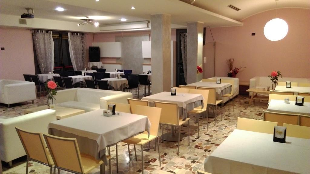 Hotel Flaminio Tavernelle Serrungarina Экстерьер фото