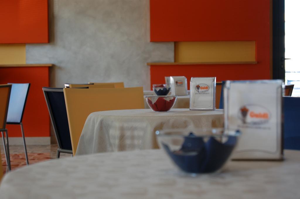 Hotel Flaminio Tavernelle Serrungarina Экстерьер фото