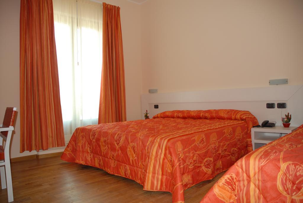 Hotel Flaminio Tavernelle Serrungarina Экстерьер фото
